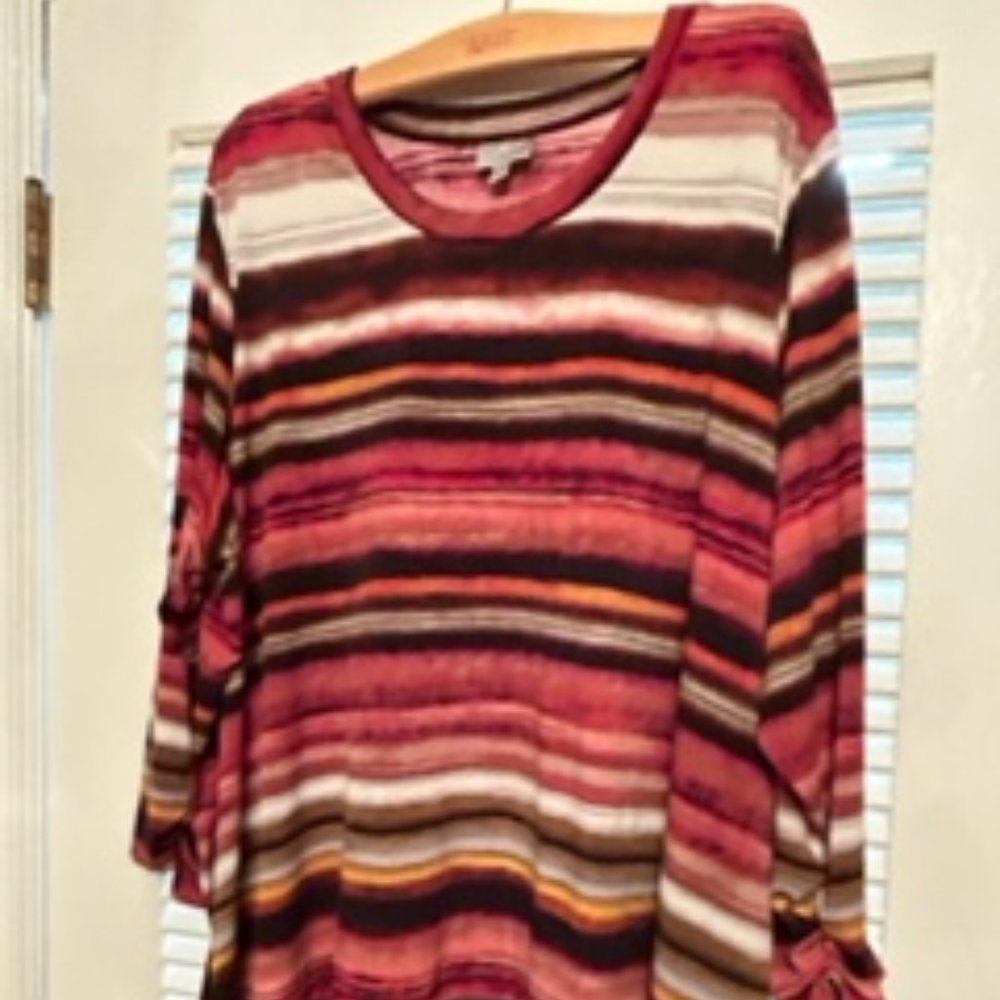 Cute tunic from Avenue size 26/28, a 3x.  Fabulous colors!!! - Picture 2 of 3